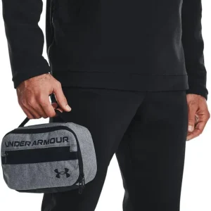 תיק רחצה ספורטיבי מוגן מים מבית Under Armour דגם Contain Travel Kit